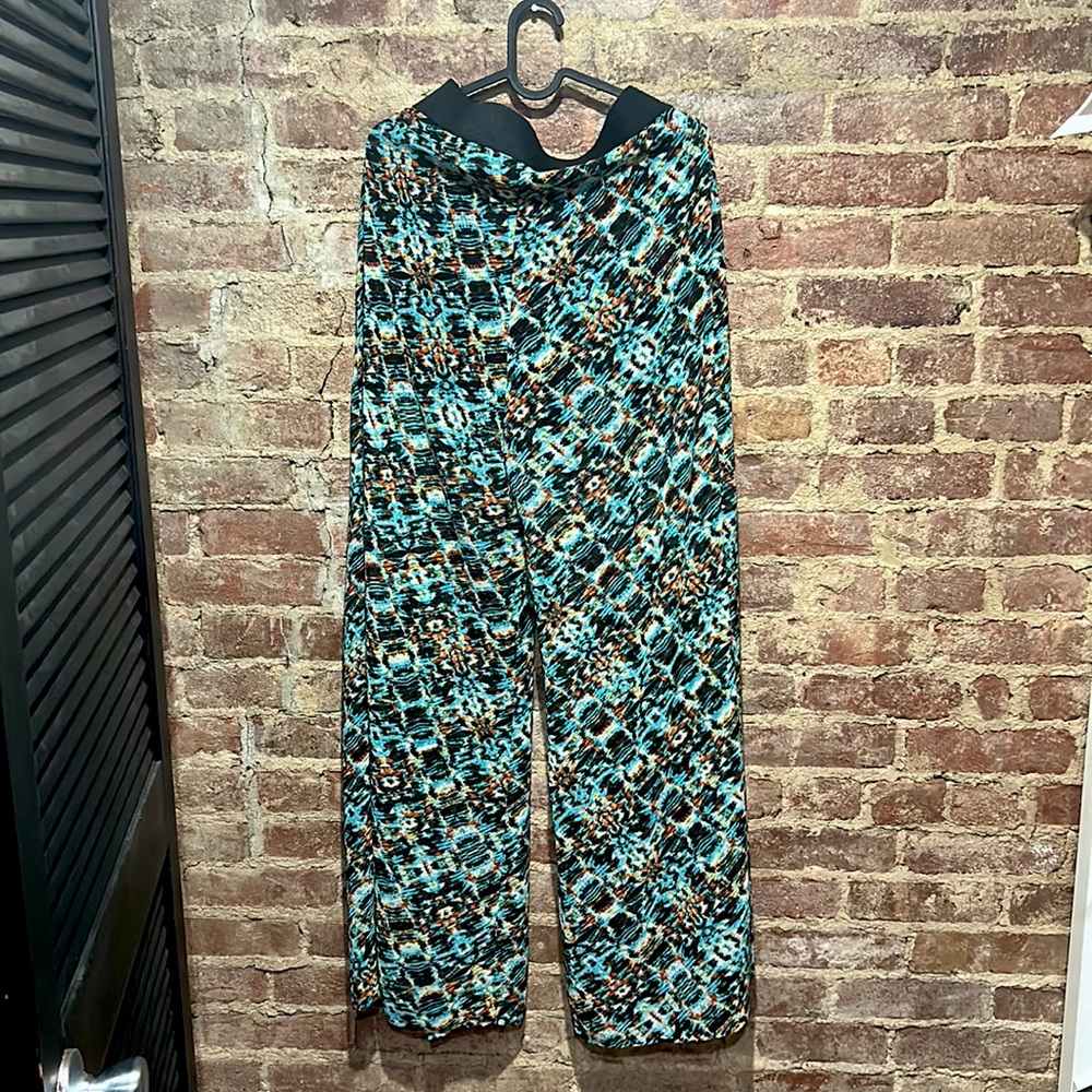 Patterned Pants with a Slit